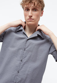Givn Berlin Bowling-Shirt GBBARIK aus Bio-Baumwoll Seersucker Buttoned Shirt Stormy Grey (Structure)
