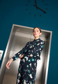 Givn Berlin Bluse GBKASIA aus Cupro (Bemberg™) mit Puffärmeln Blouse Black / Dark Teal (Flowers)