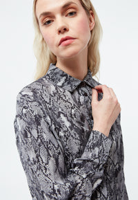 Givn Berlin Kurze Bluse GBSAVANNAH aus TENCEL™ Blouse Black / Grey (Snake)